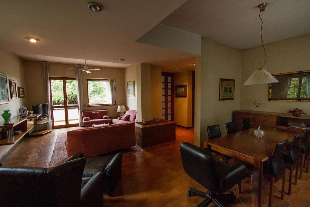 Casa Su Lago Privato A Due Passi Da Milano セグラーテ エクステリア 写真