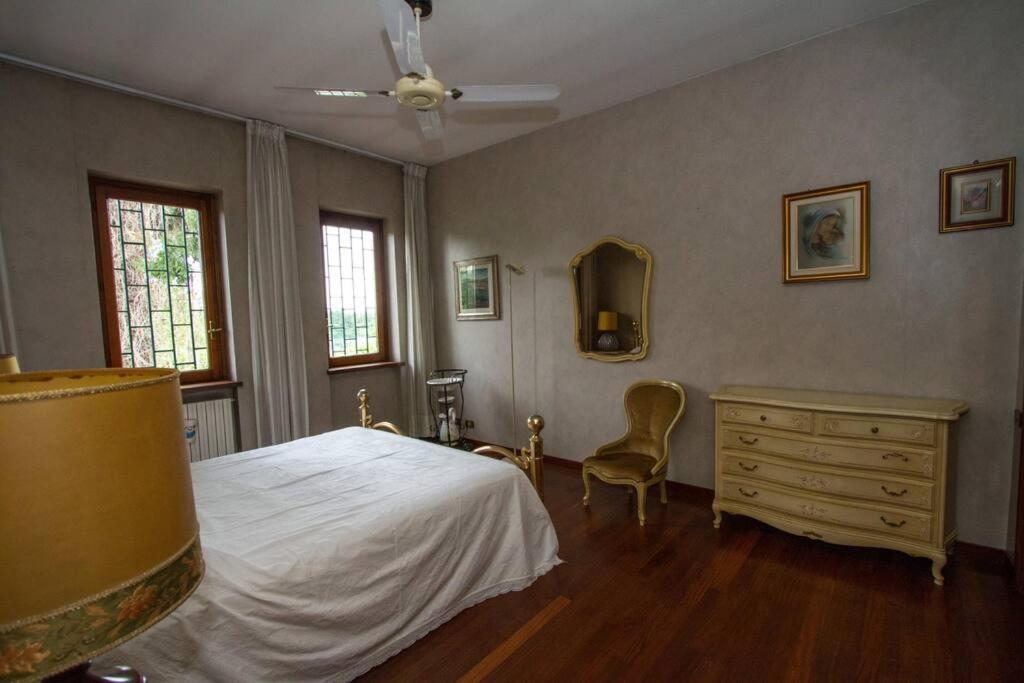 Casa Su Lago Privato A Due Passi Da Milano セグラーテ エクステリア 写真