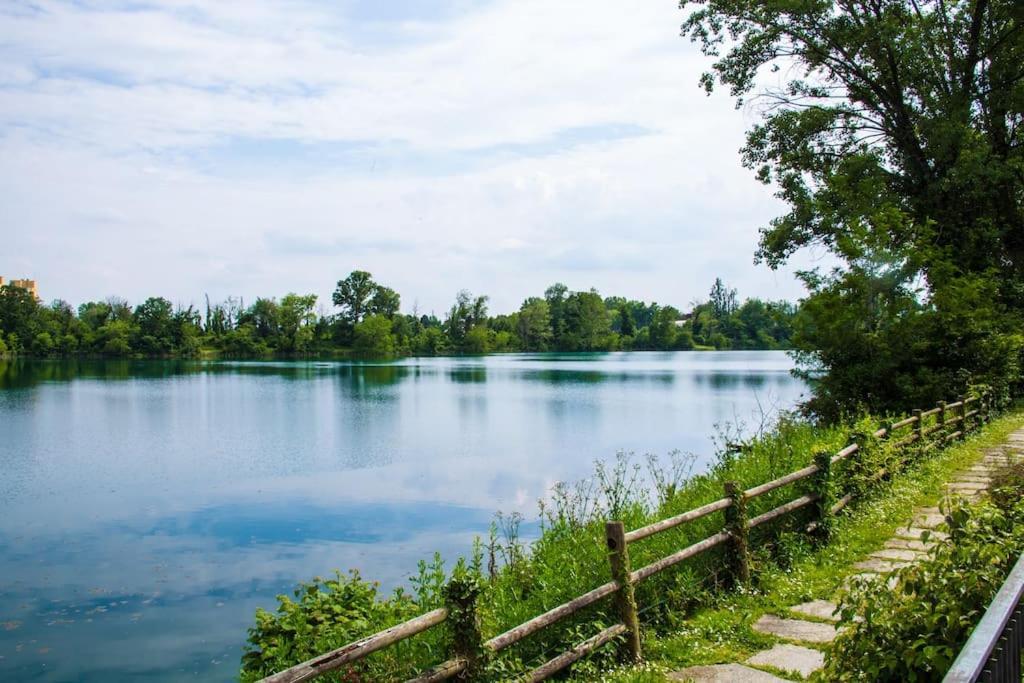 Casa Su Lago Privato A Due Passi Da Milano セグラーテ エクステリア 写真