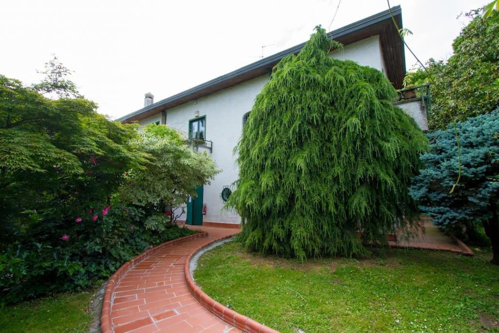 Casa Su Lago Privato A Due Passi Da Milano セグラーテ エクステリア 写真