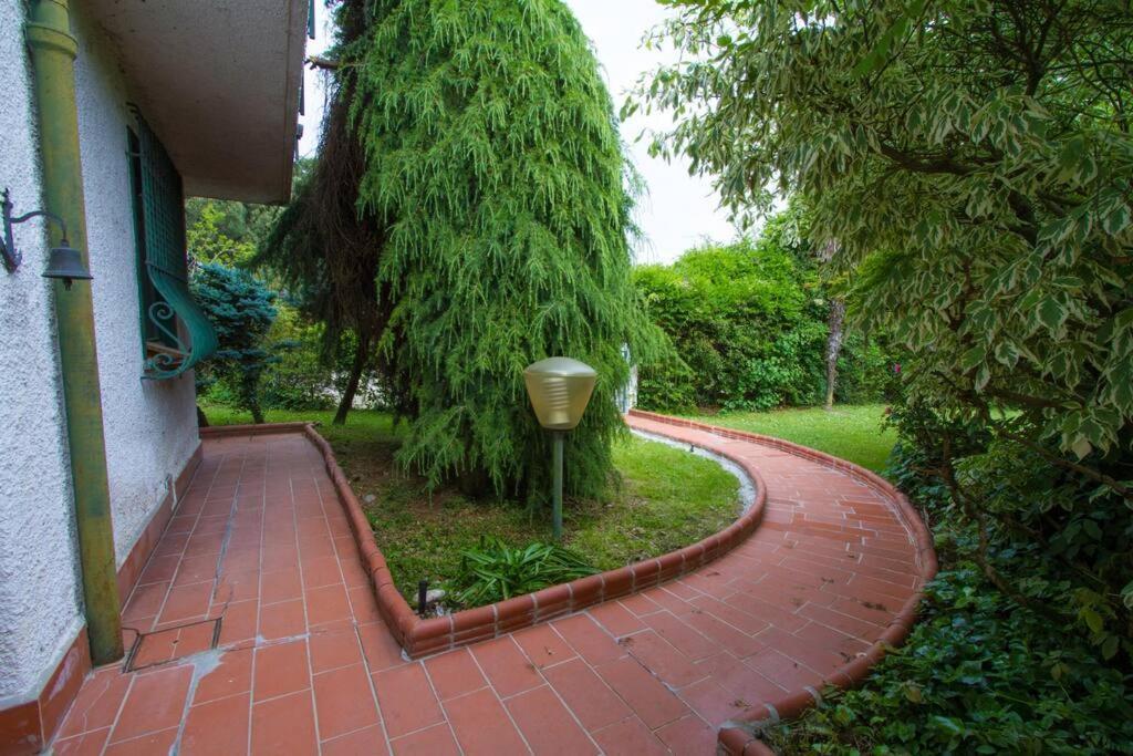 Casa Su Lago Privato A Due Passi Da Milano セグラーテ エクステリア 写真
